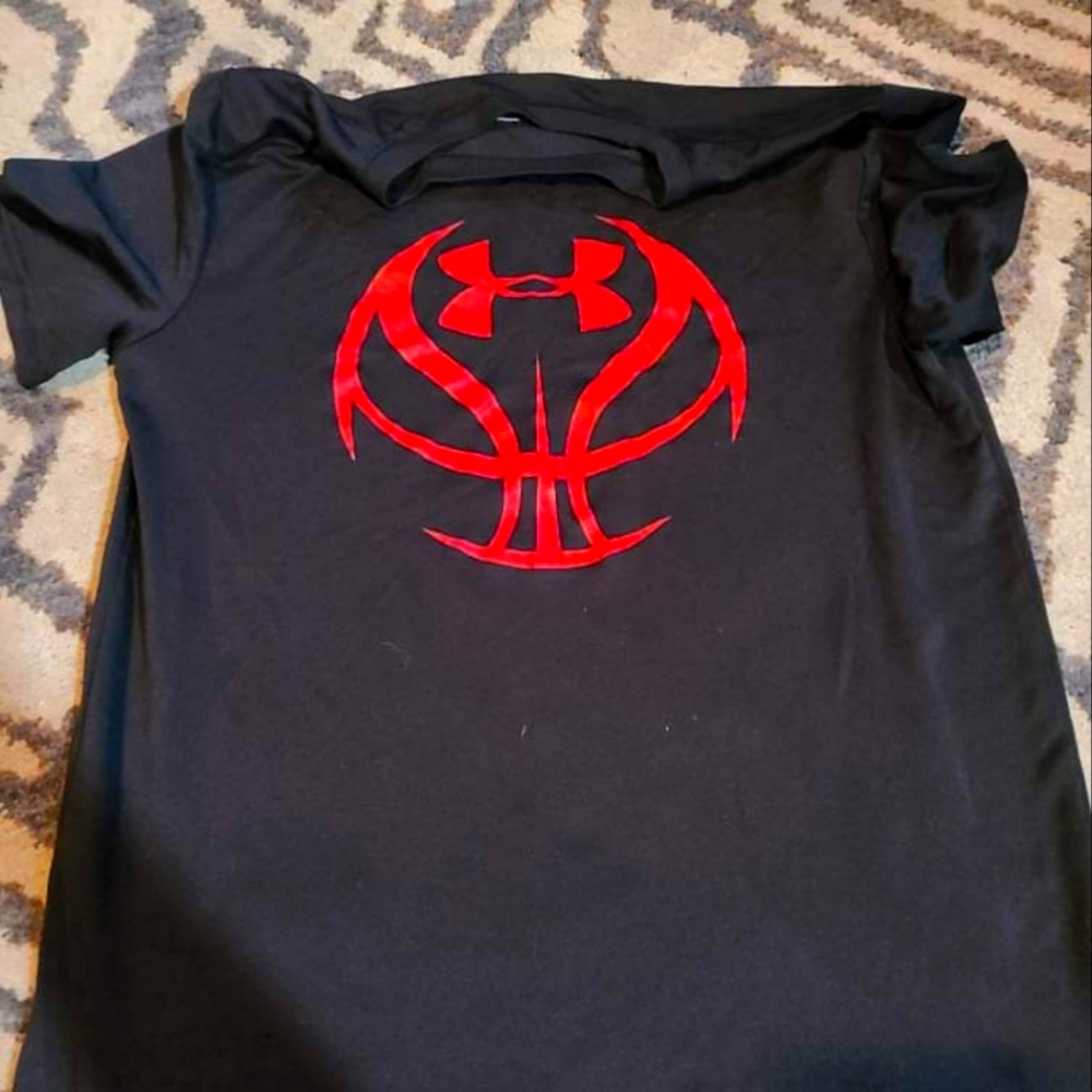 Boys medium under armor shirt